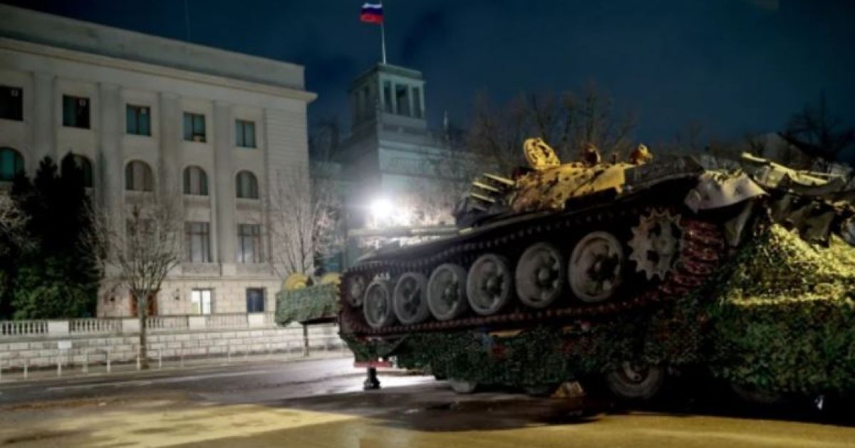 танк РФ перед посольством